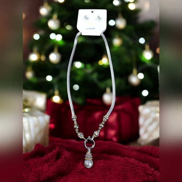 Beautiful Silver, Gold & Pearl Necklace & Earring Set - Picture 2 of 5